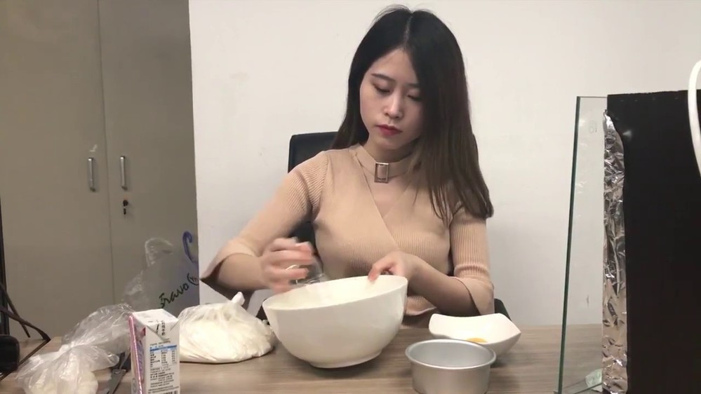 Ban đầu, "thánh ăn văn phòng" Tiểu Dã chủ yếu dùng Weibo để cập nhật các bài đăng của mình. Sau đó, cô bắt đầu sử dụng nhiều mạng xã hội khác nhau, trong đó có YouTube.