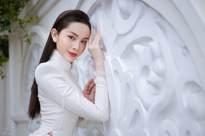 Trong ảnh từ hồi còn học cấp 2, có vẻ như Mỹ Kỳ đang trình diễn trang phục tái chế ở trường.