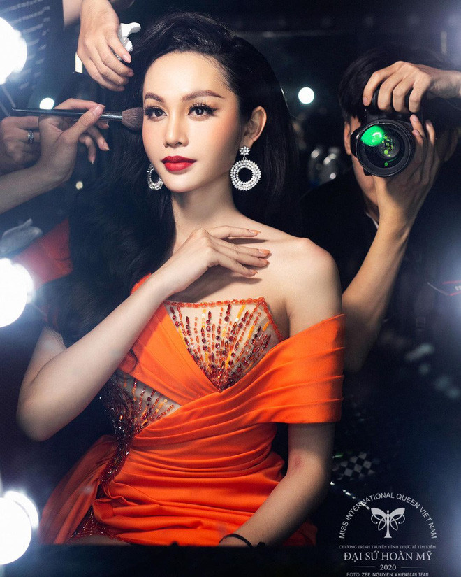 Dù về đích với chỉ vị trí Á quân 1 tại cuộc thi Đại Sứ Hoàn Mỹ nhưng hot girl chuyển giới - Lương Mỹ Kỳ vẫn để lại ấn tượng sâu sắc với khán giả. Người đẹp được yêu mến không chỉ bởi nhan sắc mà còn nhờ sự thắng thắn nhưng không kém phần hài hước, luôn đem đến tiếng cười cho mọi người.