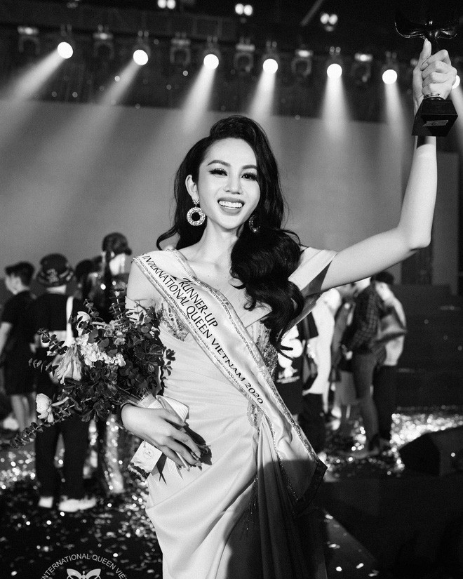 Điều đáng nói là dù khi đó vẫn còn mang bộ dạng nam sinh với tóc ngắn và quần áo con trai, Mỹ Kỳ đã có thần thái tự tin và nhan sắc chuẩn Hoa hậu.