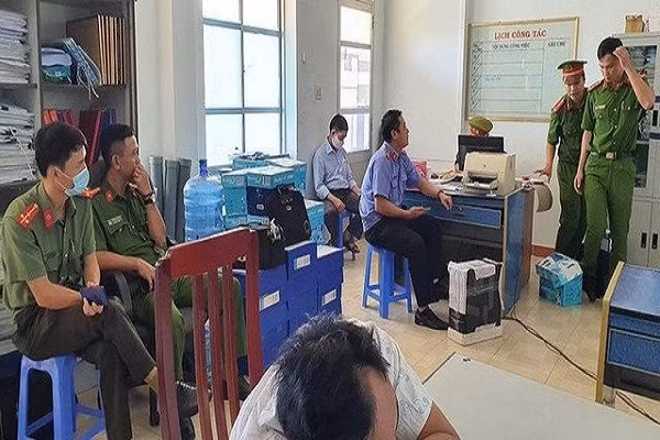 Khoi to 7 cuu can bo o Phu Yen lien quan den sai pham dat dai