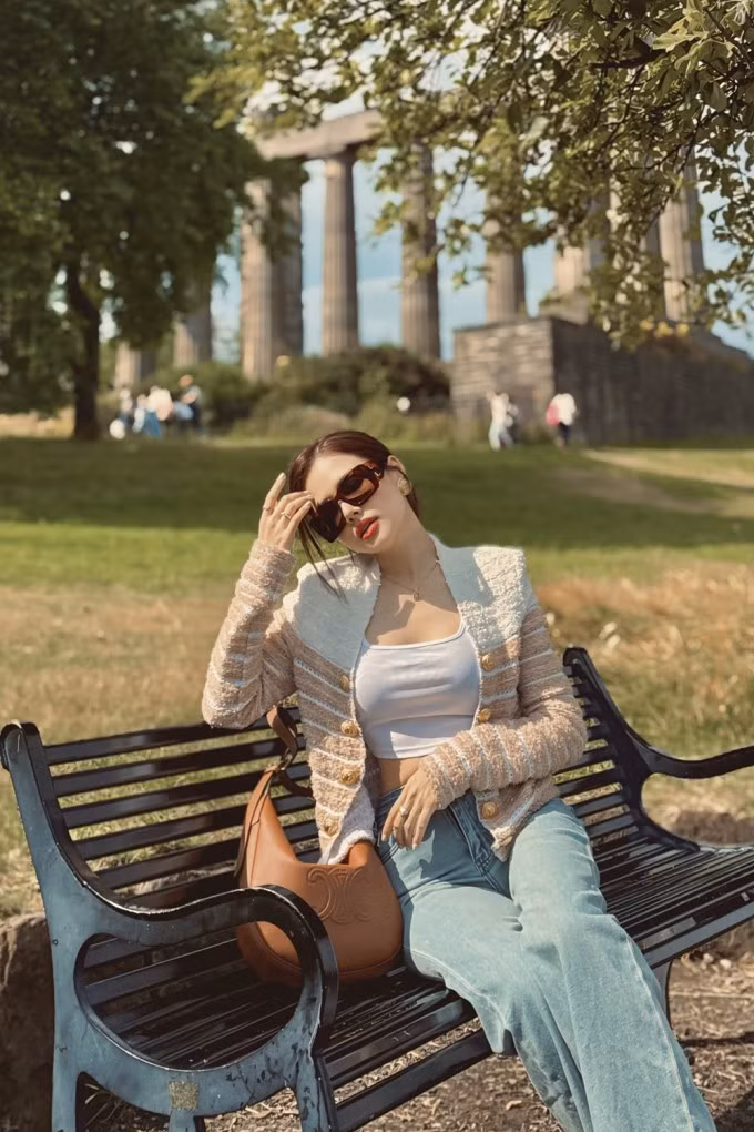 Từ khi giảm cân thành công, Phanh Lee tự tin hơn khi diện trang phục sáng màu với các chi tiết bèo nhún, kén dáng.