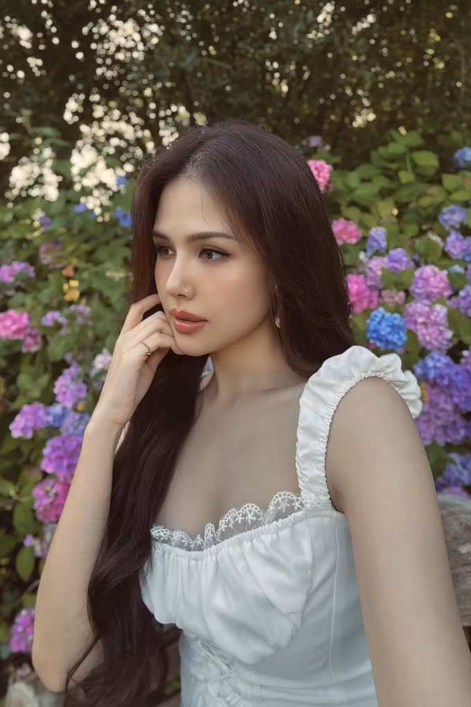 Nhiều bạn bè và người hâm mộ nhận xét Phanh Lee trông như một nàng thơ dạo bước trong lâu đài cổ tích.