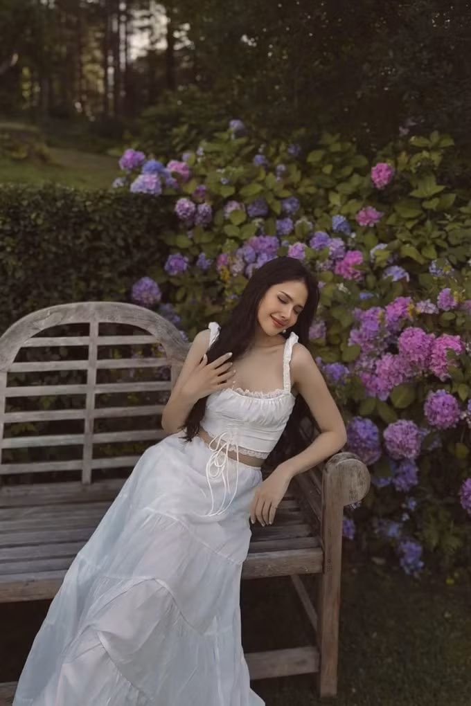 Thay vì chọn khách sạn hiện đại, gia đình nàng "phu nhân tổng tài" chủ yếu lưu trú tại các lâu đài có tuổi đời hàng trăm năm ở vùng ngoại ô.