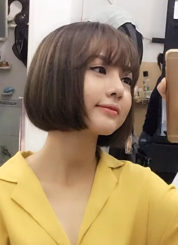 Chia sẻ về mẹ, Thu Hương viết: "Những ngày qua, mình “ăn chực” ngày 3 bữa do bàn tay mẹ chăm sóc. Gia đình vẫn là điều tuyệt vời nhất, phải không? Tuy nhiên, trong thời gian phẫu thuật thì mình lại giấu hoàn toàn và không để mẹ đến viện. Mình biết mẹ sẽ xót xa và cảm thấy như thế nào, nên đã quyết định nhờ bạn bè, mỗi người một lúc đến hỗ trợ...