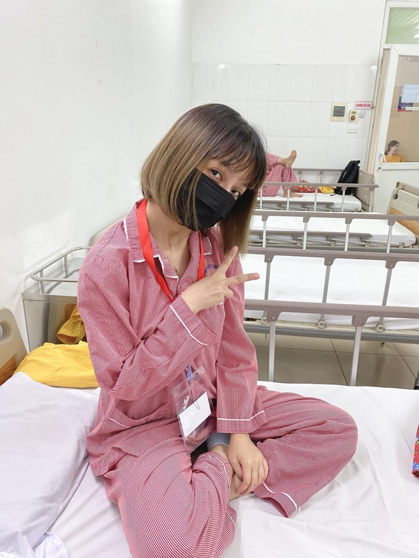 Người đẹp sinh năm 1986 khoe với mọi người hình ảnh cô bắt đầu vào phòng phẫu thuật cách đây ít lâu trong một tâm thế rất lạc quan.