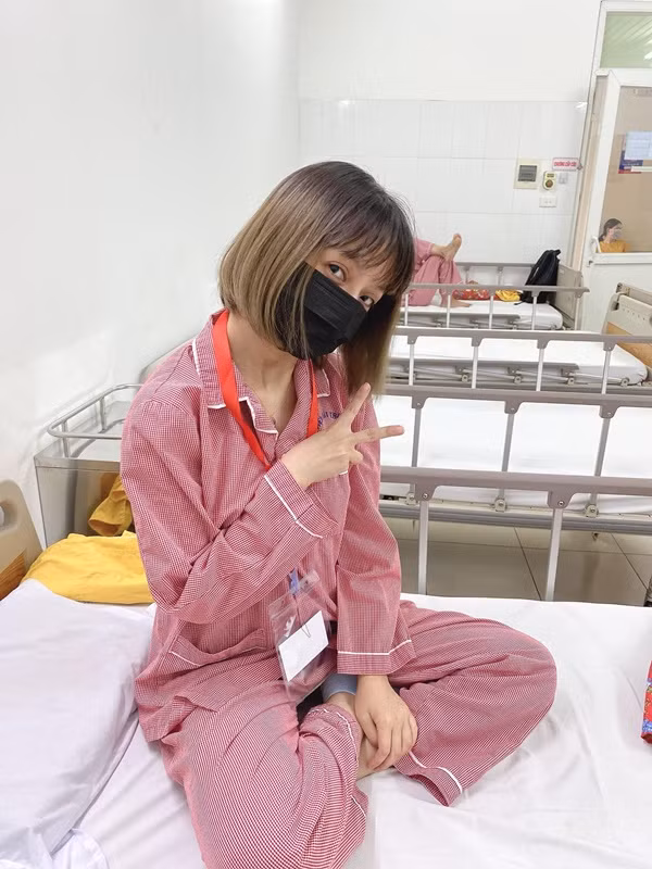 Người đẹp sinh năm 1986 khoe với mọi người hình ảnh cô bắt đầu vào phòng phẫu thuật cách đây ít lâu trong một tâm thế rất lạc quan.