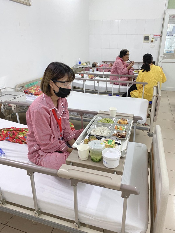 Bên cạnh đó, Thu Hương cũng cho biết cô được phép sử dụng điện thoại. Có thể thấy, người đẹp rất lạc quan trước bệnh tật.