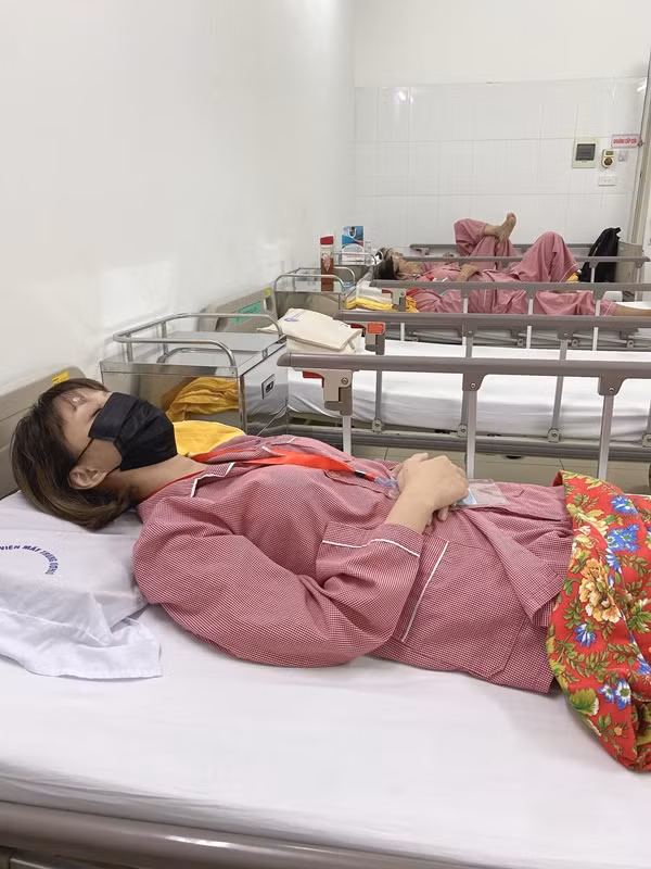 Thời gian vừa qua, nữ MC Cà phê sáng tạm dừng công việc một thời gian để điều trị bệnh. Được biết, người đẹp đã phải trải qua nhiều ca phẫu thuật nhãn khoa phức tạp để chống lại nguy cơ bị mù.