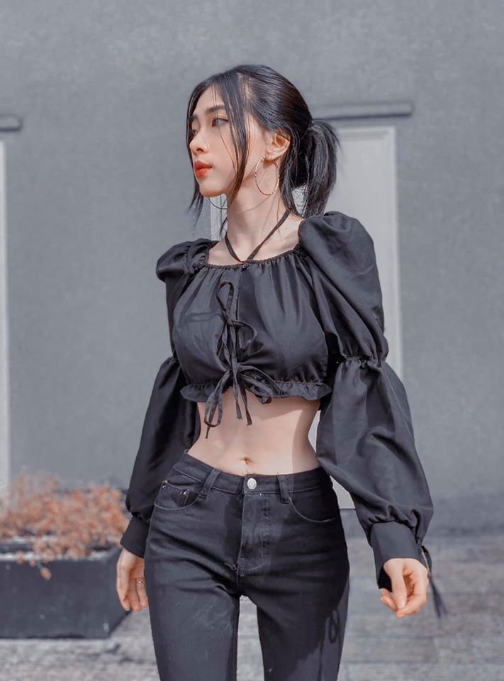 Nói về chuyện thẩm mỹ, Phương Ngân cũng cho biết thêm bản thân cô chưa từng nghĩ tới chuyện thẩm mỹ vì bản thân sợ đau, sợ kim tiêm. Cô nhận định việc cắt xương sườn cực kỳ tổn hại sức khỏe, là một phương pháp làm đẹp nguy hiểm.