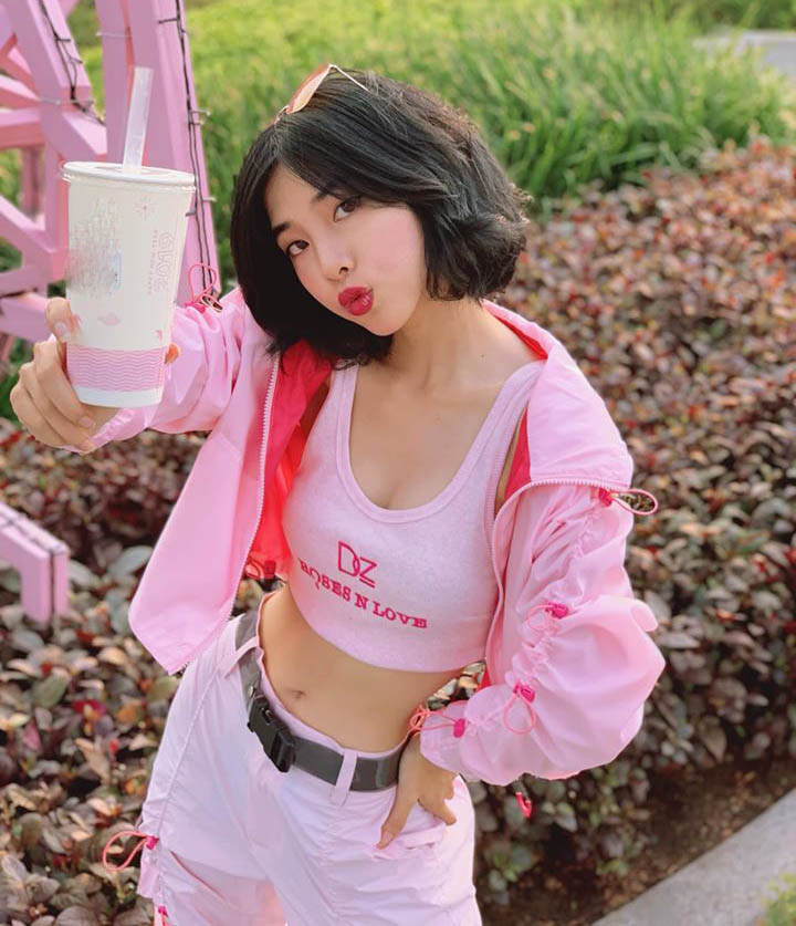 Chia sẻ về bộ phận cơ thể đặc biệt, Phương Ngân nói: "Số đo cũ của tôi là 80-54-89 (cm). Gần đây, tôi dùng thêm nịt bụng, mới dùng độ 3 ngày mà giảm thêm 2cm vòng eo. Lúc bình thường đo là 52cm, còn nếu hóp bụng là 51cm. Vốn dĩ tôi là người nhỏ con, có tạng người mình dây, khung xương nhỏ nên không vất vả ăn kiêng hay tập tành."