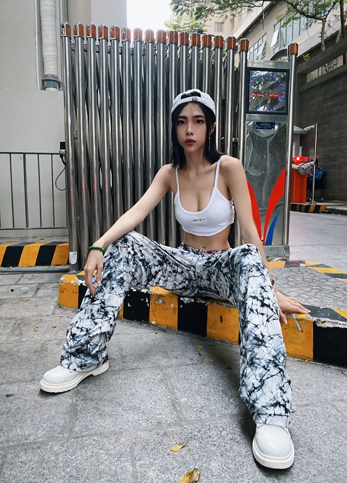 Hiện tại, Phương Ngân là người mẫu khá có tiếng tại Sài Gòn và đây cũng là nguồn thu nhập giúp cô bạn 9X có vòng eo siêu thực trang trải cuộc sống.