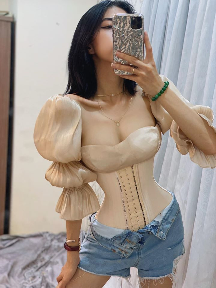 Sở hữu vòng eo thon gọn, Phương Ngân nhận được rất nhiều lời khen và ngưỡng mộ từ mọi người xung quanh. Tuy nhiên, chính điều này khiến cô vướng phải nghi vấn phẫu thuật thẩm mỹ, hút mỡ bụng.