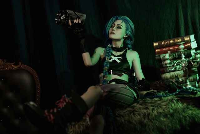 Nữ MC từng cosplay rất nhiều vị tướng của LMHT như Ashe, Jinx, Ahri... cùng nhiều nhân vật nổi tiếng khác.