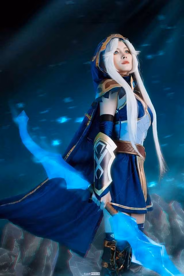 Trên trang cá nhân, Tạ Vy cũng là một dân ghiền cosplay chính hiệu.