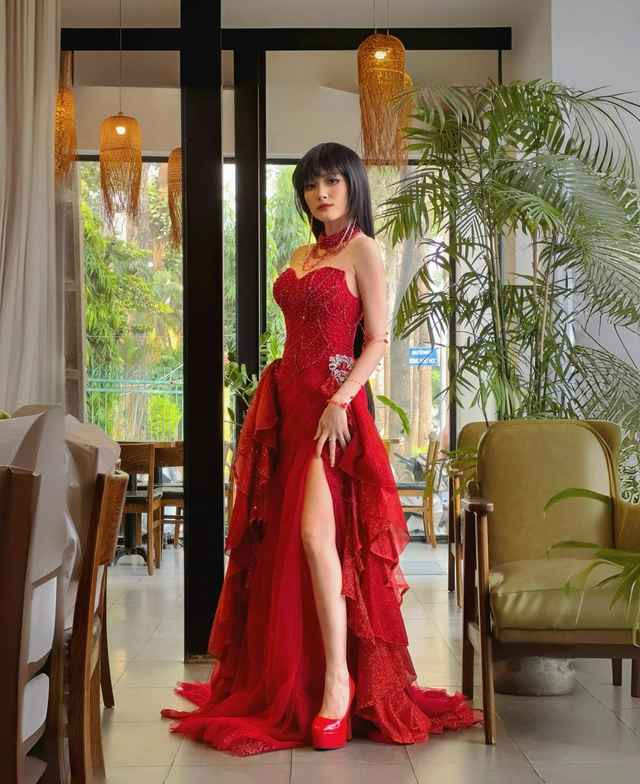 Tạ Vy tự giới thiệu mình là kỹ sư kiêm cosplayer. Cụ thể, cô cho biết mình có một thời gian rất dài làm kỹ sư công nghệ thông tin (QA Engineer).