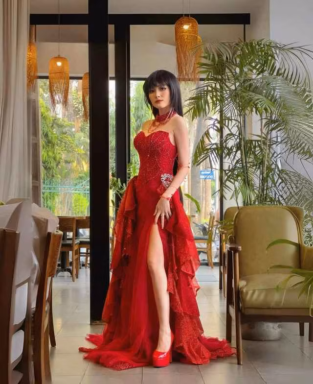 Tạ Vy tự giới thiệu mình là kỹ sư kiêm cosplayer. Cụ thể, cô cho biết mình có một thời gian rất dài làm kỹ sư công nghệ thông tin (QA Engineer).