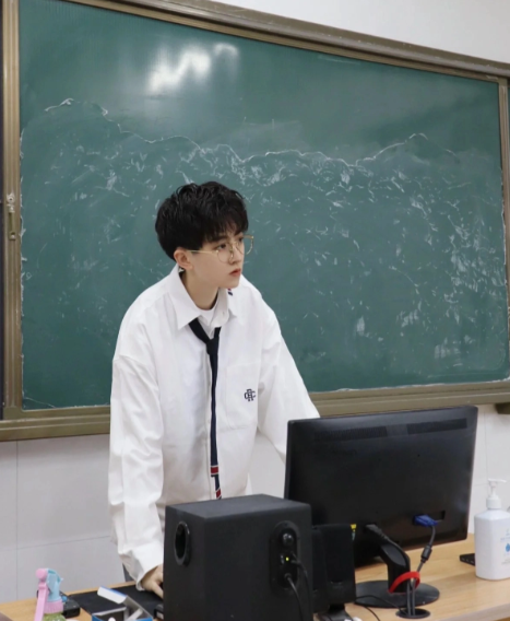 Nếu như các giáo viên nữ theo đuổi phong cách dịu dàng, nữ tính thì giảng viên này lại chọn cho mình phong cách ngầu, mang vẻ đẹp lãng tử của các chàng trai.