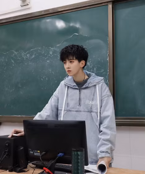 Thời gian gần đây, người dùng mạng xã hội Trung Quốc “phát sốt” vì vẻ ngoài cực đẹp trai một nữ giảng viên.