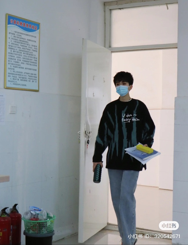 Bên cạnh đó, môi trường đại học không có quá nhiều quy định gắt gao về trang phục nên cô có thể thoải mái mặc những gì mình thích, chỉ cần phù hợp với văn hóa học đường.