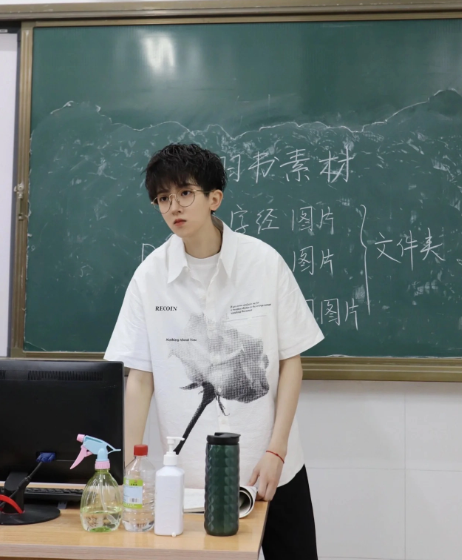 Thậm chí, vẻ đẹp phi giới tính của cô còn khiến nhiều người hoang mang, không biết nên khen cô xinh đẹp hay điển trai.