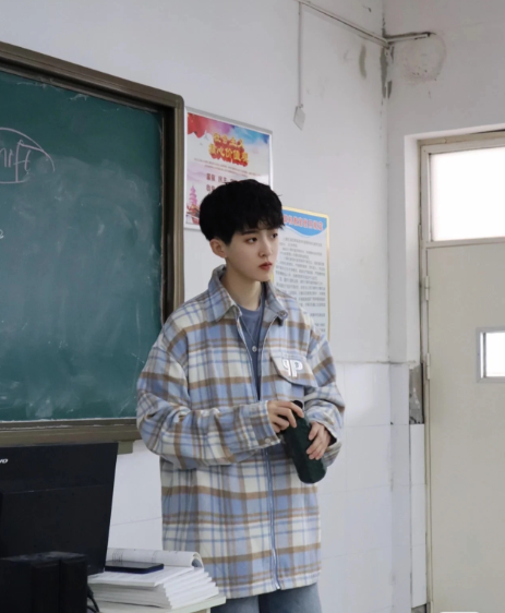 Trứng Cuộn sở hữu mái tóc ngắn cá tính, gương mặt thanh tú giúp cô “cân” được mọi outfit. Mỗi lần bước lên giảng đường, cô nàng lại biến hóa với nhiều kiểu đồ khác nhau.