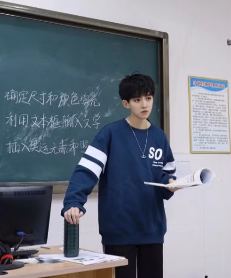 Được biết, nữ giảng viên có biệt danh là Trứng Cuộn KungFu, sinh năm 1996.