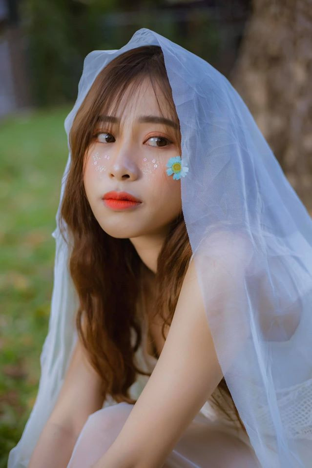 Hiện Phương Dung đang là sinh viên năm 2, Đại học Văn hóa Nghệ thuật và Quân đội TP HCM.