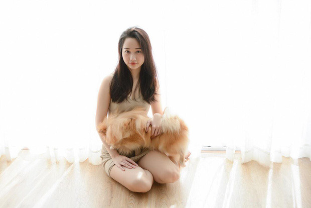 Những ngày gần đây, người ta thấy Trúc Anh chăm diện những item khá phóng thoáng như áo hai dây và croptop. Chính những trang phục này giúp hot girl Việt này khoe triệt để xương quai xanh và vòng eo con kiến đáng mơ ước.