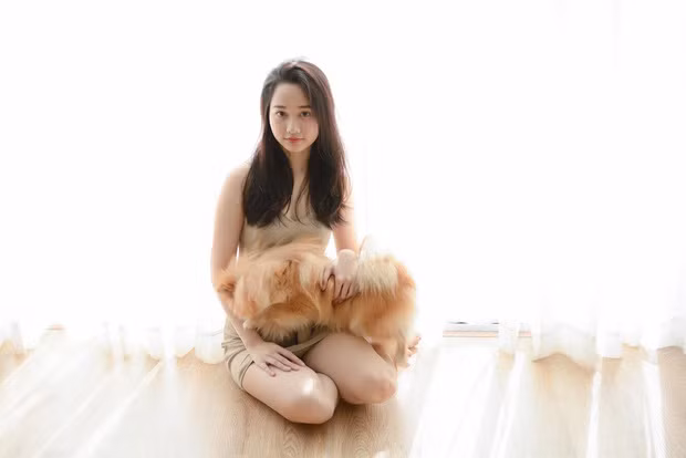 Những ngày gần đây, người ta thấy Trúc Anh chăm diện những item khá phóng thoáng như áo hai dây và croptop. Chính những trang phục này giúp hot girl Việt này khoe triệt để xương quai xanh và vòng eo con kiến đáng mơ ước.