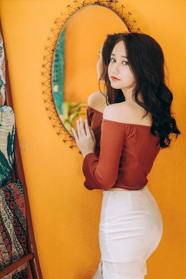 Cô nàng Hà Lan “Mắt Biếc” sinh năm 1998, đang là sinh viên trường đại học Greenwich – ngôi trường của rich kid Việt Nam. Hot girl Việt 9X này được đạo diễn Victor Vũ lựa chọn từ hơn 1400 ứng viên tham dự.