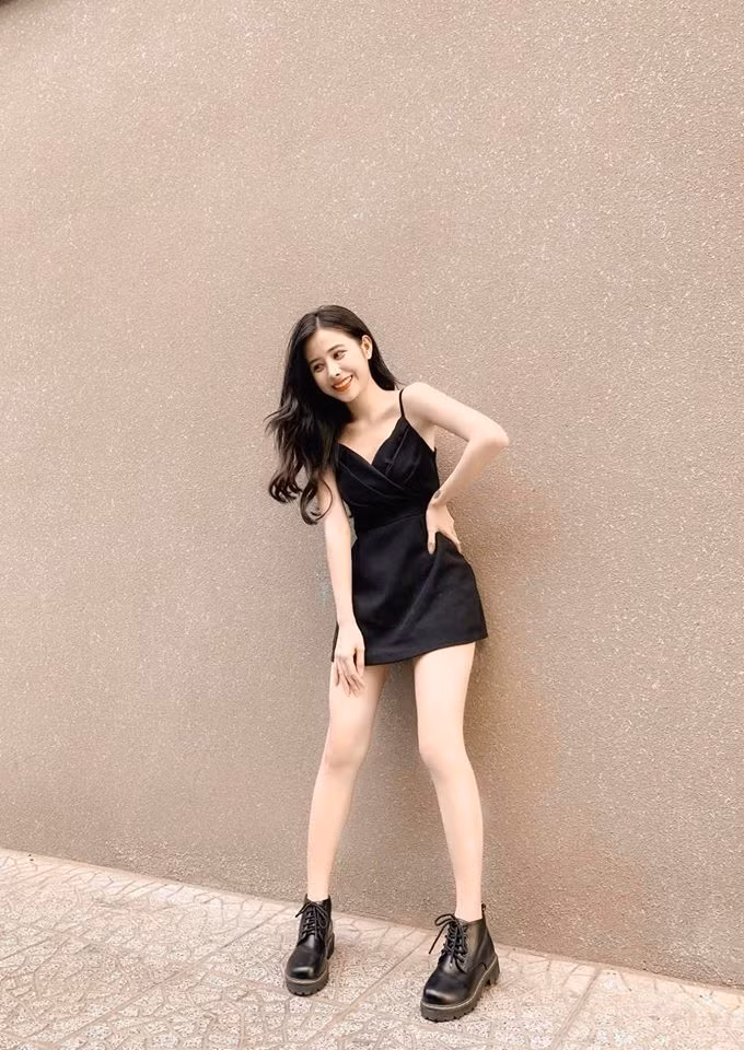 Dù chiều cao không quá nổi trội 1,6 m nhưng Phương Dung đã là gương mặt mẫu, quảng cáo cho khá nhiều thương hiệu lớn.