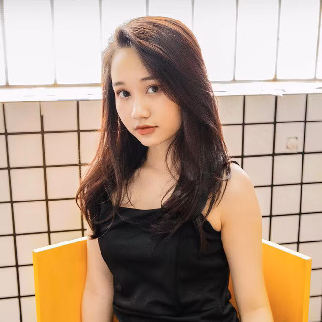 Để được Victor Vũ chọn, có thể thấy nhan sắc của Trúc Anh “không phải dạng vừa đâu”. Đặc biệt, đôi mắt long lanh do cận 7 độ khiến cô nàng vào vai nàng thơ mắt biếc cực ngọt ngào.