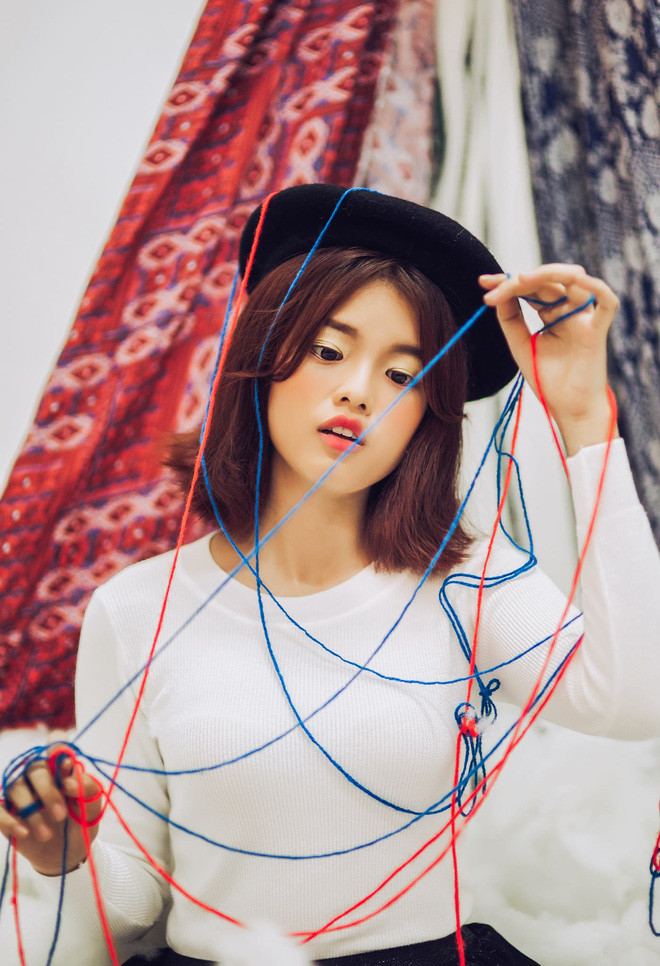 Bích Trâm có gương mặt rất điện ảnh. Cô bạn sở hữu đôi mắt to tròn sắc sảo, sống mũi cao. Nàng hot girl này cực hợp với những vai có cá tính, sắc sảo và lém lỉnh.