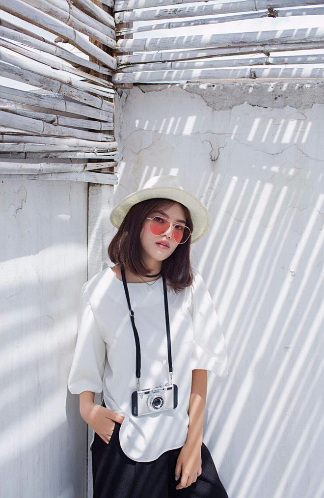 Với gương mặt xinh xắn, kỹ năng diễn xuất dạn dĩ trước ống kính, Bích Trâm sớm trở thành model ảnh cho báo Hoa học trò, tham gia chụp lookbook cho rất nhiều thương hiệu thời trang ở TP HCM.