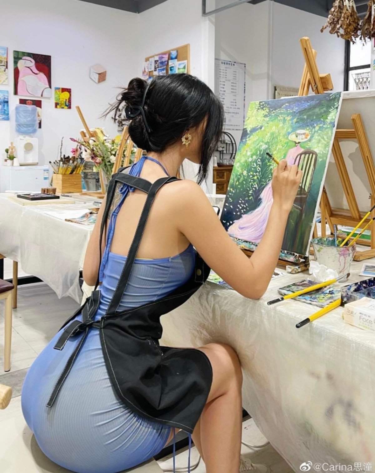 Trên nền tảng Weibo, người dùng mạng xã hội không ngớt lời khen ngợi dành cho vóc dáng "cực phẩm" của cô nàng.