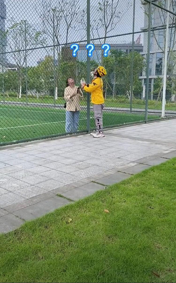 Trong thời đại công nghệ phát triển như hiện nay, chắc hẳn không ai còn xa lạ với hình bóng của những chàng shipper trên khắp các nẻo đường. Bất cứ khi nào khách hàng cần, chỉ nhần dùng điện thoại thông minh với vài thao tác đơn giản là anh tài xế sẽ nhanh chóng đến nhận hàng và giao tận tay người dùng.