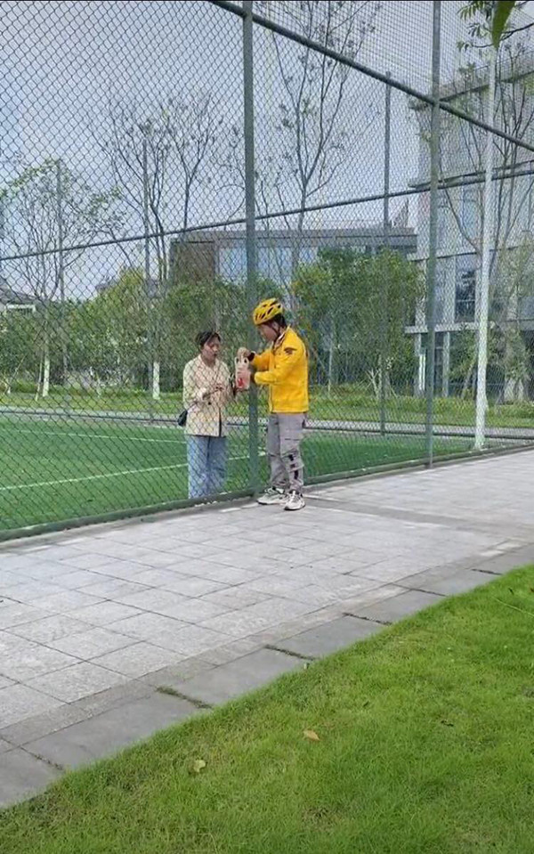 Cụ thể, chàng trai đến ship cho cô nữ sinh 1 cốc trà sữa, địa điểm là ở trong sân thể dục của một trường đại học. Thay vì đi bằng cửa chính để vào sân thì chàng lại đến giao ở góc sân - nơi được quây kín mít để tránh bóng có thể bị văng ra ngoài.