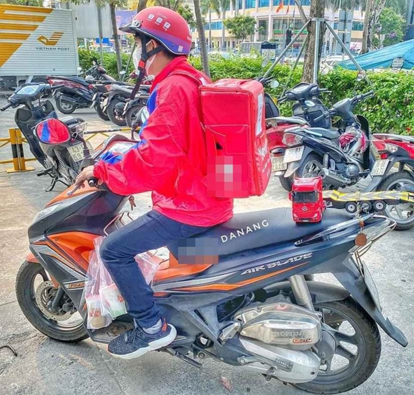 Nhìn pha xử lý "cồng kềnh" của shipper công nghệ, nhiều người không khỏi bật cười.
