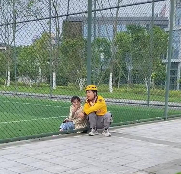 Vậy là người ở ngoài sân cầm cốc trà sữa, người trong sân thoải mái hút, 2 khách hàng - shipper chẳng khác nào 2 người bạn tâm giao đang ngồi trò chuyện, hàn huyên tâm sự.