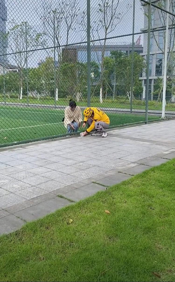 Mới đây, những hình ảnh về một anh shipper lại có màn giao hàng khá "cồng kềnh" khiến dân mạng được phen khó hiểu.