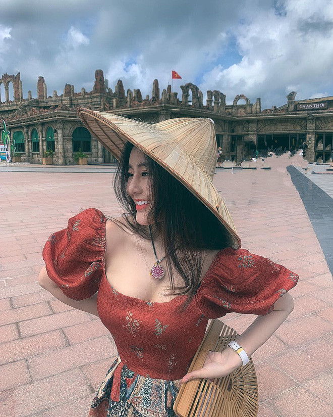 Nổi tiếng đi kèm với “tai tiếng”, vì nàng hot girl Võ Ngọc Trân luôn bị netizen soi mói đủ thứ chuyện trên đời. Thế nhưng, nữ sinh này mà nói cũng không quá nặng nề hay nghiêm trọng, vì cô nàng biết mình là ai, mình cần làm gì, mình muốn sống thế nào?