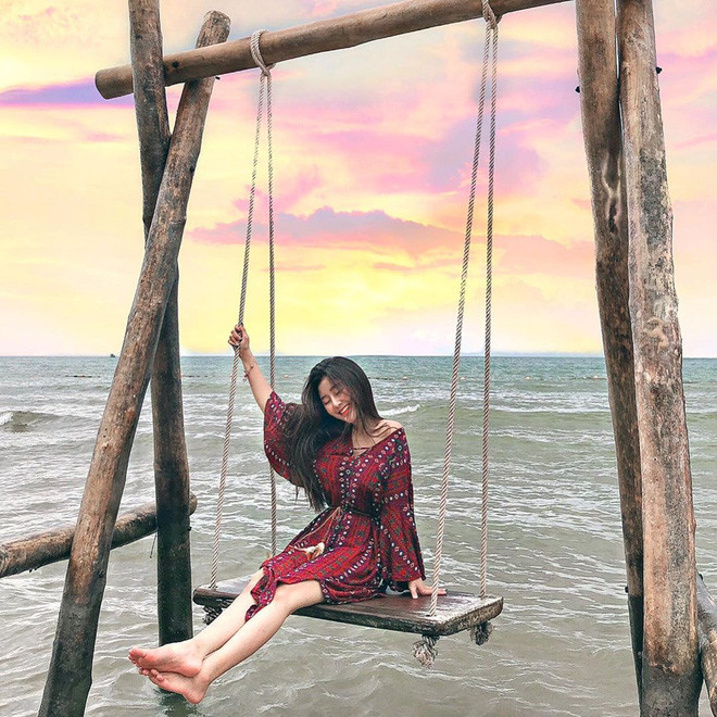 Không chỉ gây sốt trên MXH, Ngọc Trân còn từng được báo Hàn và báo Trung ca ngợi với các mỹ từ như "nữ thần không góc chết" hay "nữ sinh thiên thần".