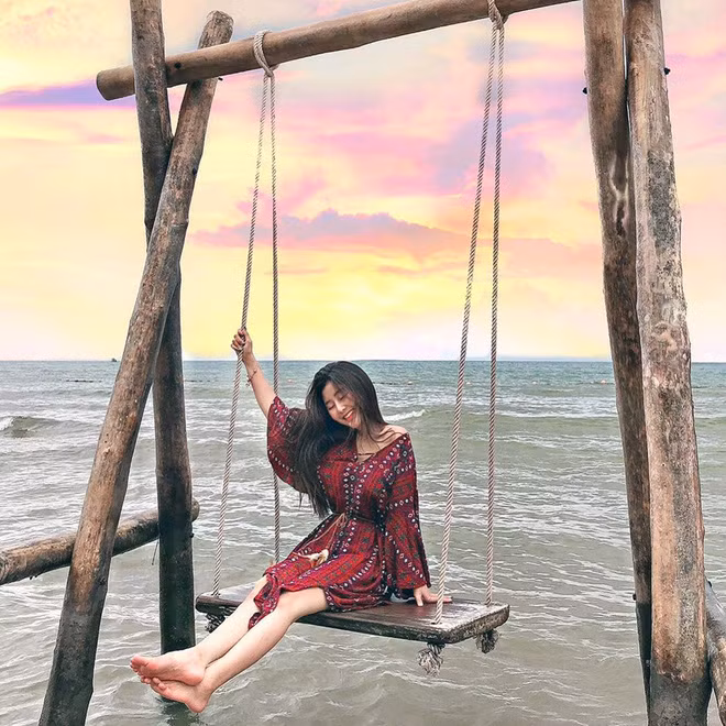 Không chỉ gây sốt trên MXH, Ngọc Trân còn từng được báo Hàn và báo Trung ca ngợi với các mỹ từ như "nữ thần không góc chết" hay "nữ sinh thiên thần".