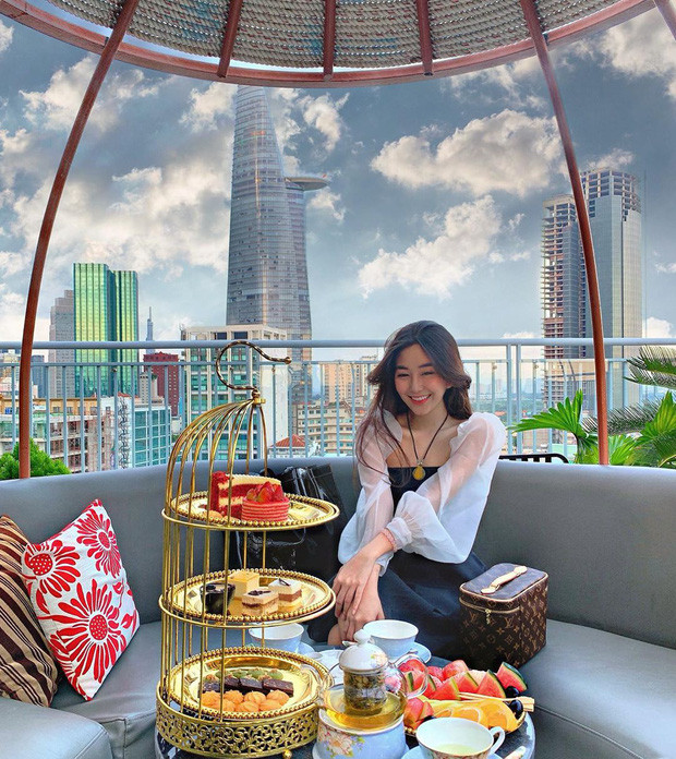 Nhiều hình ảnh được chia sẻ trên MXH, có thể thấy Võ Ngọc Trân chính là đại gia ngầm của hội hot girl 10X.