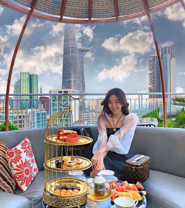 Nhiều hình ảnh được chia sẻ trên MXH, có thể thấy Võ Ngọc Trân chính là đại gia ngầm của hội hot girl 10X.