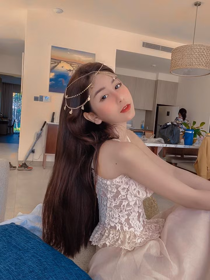 Thêm một bằng chứng khác nữa là Ngọc Trân đi du lịch đều như đi chợ. Không làm ra tiền thì lấy gì mà vi vu.