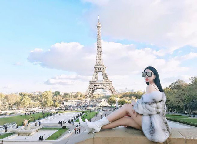 Trong những bức ảnh của Tú Boo đăng tải trên mạng xã hội không thiếu những "con ảnh" sống ảo ở những điểm đến trên khắp thế giới.