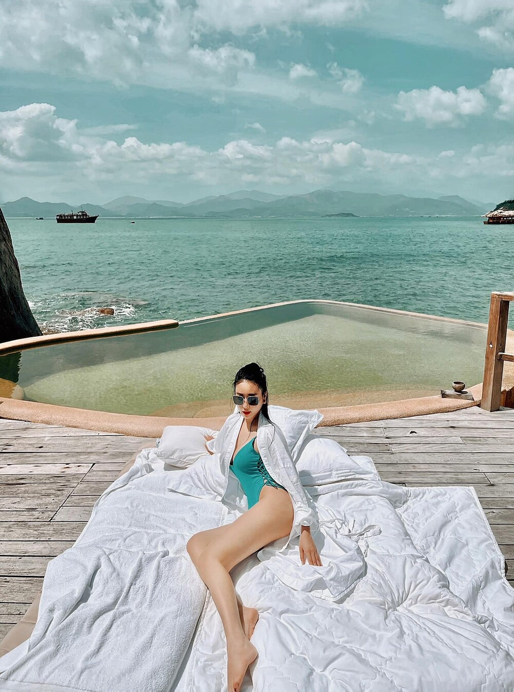 Ba vòng thân hình vô cùng đầy đặn, cuốn hút của rich kid Tú Boo nhận về vô vàn lời khen của netizen trong bộ ảnh mặc bikini vừa đăng tải.