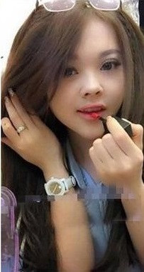 Thậm chí gương mặt của hot girl này còn có nhiều khuyết điểm như hàm răng khấp khểnh, sống mũi thấp, tẹt...